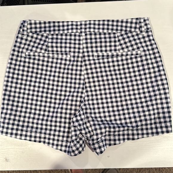 Old Navy Women’s Mid Rise Everyday Short, 5” inseam, Navy & White check Size 6 - Picture 2 of 10
